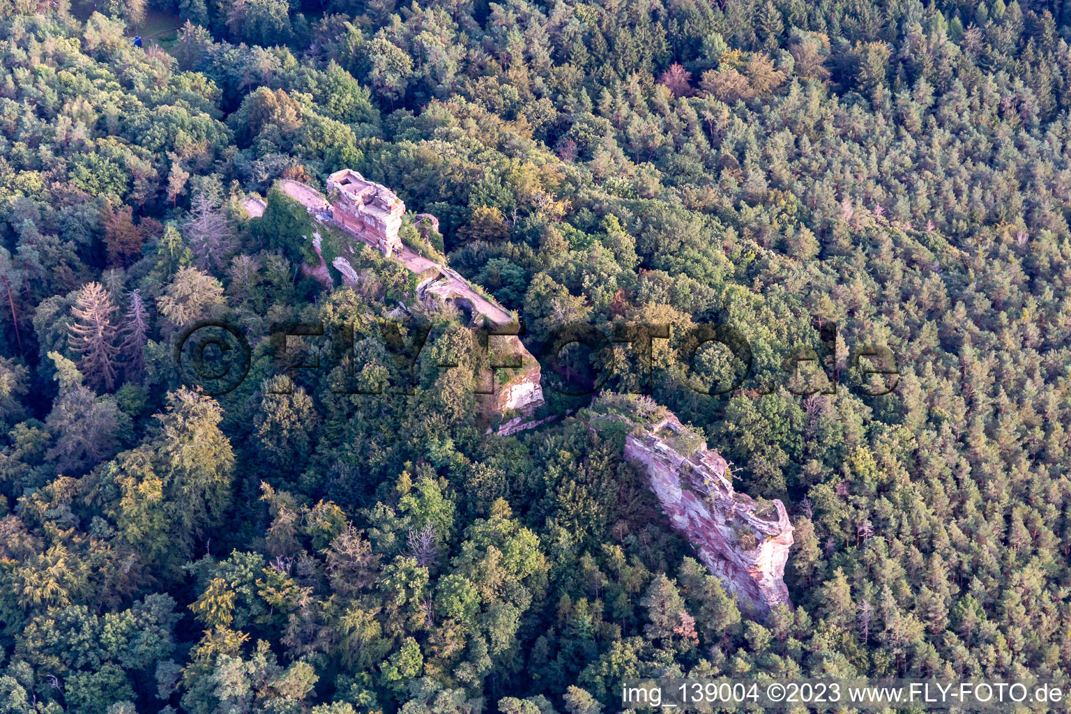 Luftaufnahme von Burg Drachenfels in Busenberg im Bundesland Rheinland-Pfalz, Deutschland