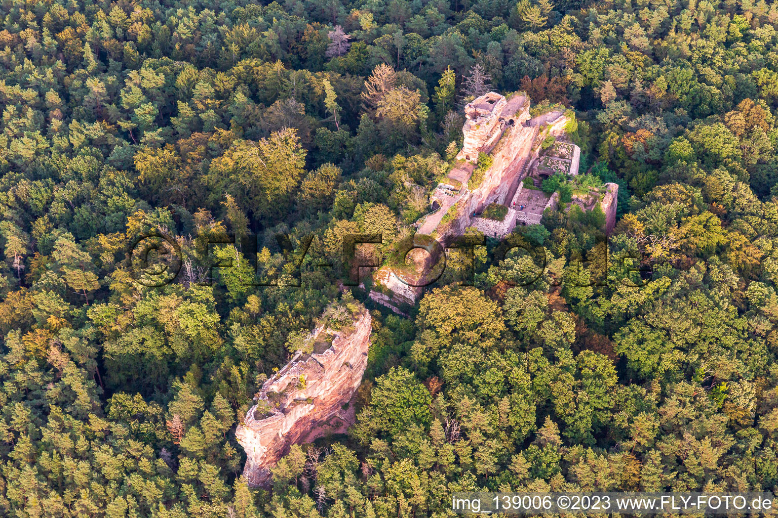 Schrägluftbild von Burg Drachenfels in Busenberg im Bundesland Rheinland-Pfalz, Deutschland