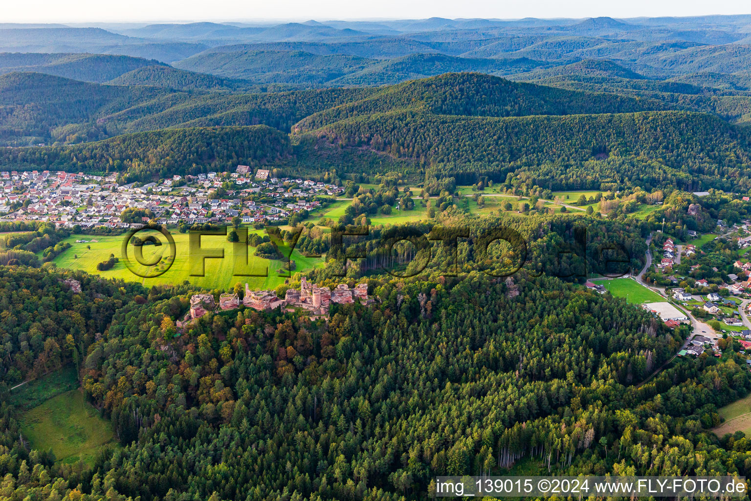 Luftbild von Burgenmassiv Altdahn mit den Burgruinen Grafendahn und Tanstein in Dahn im Bundesland Rheinland-Pfalz, Deutschland
