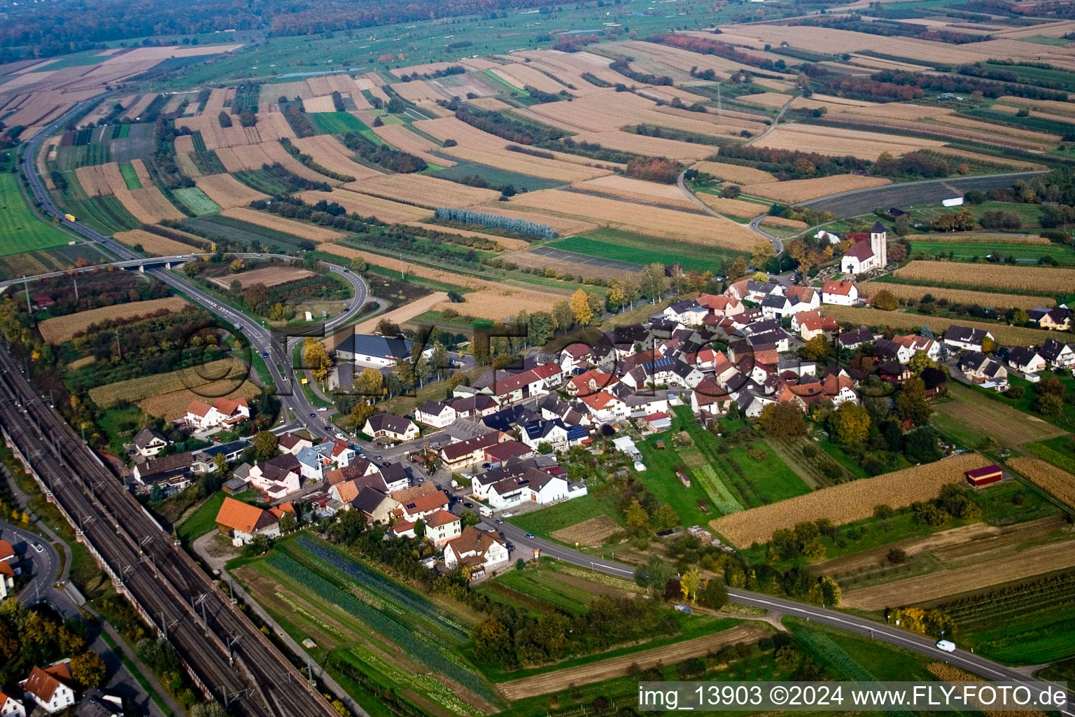 Dorf - Ansicht am Rande von landwirtschaftlichen Feldern und Nutzflächen im Ortsteil Zimmern in Appenweier im Bundesland Baden-Württemberg, Deutschland