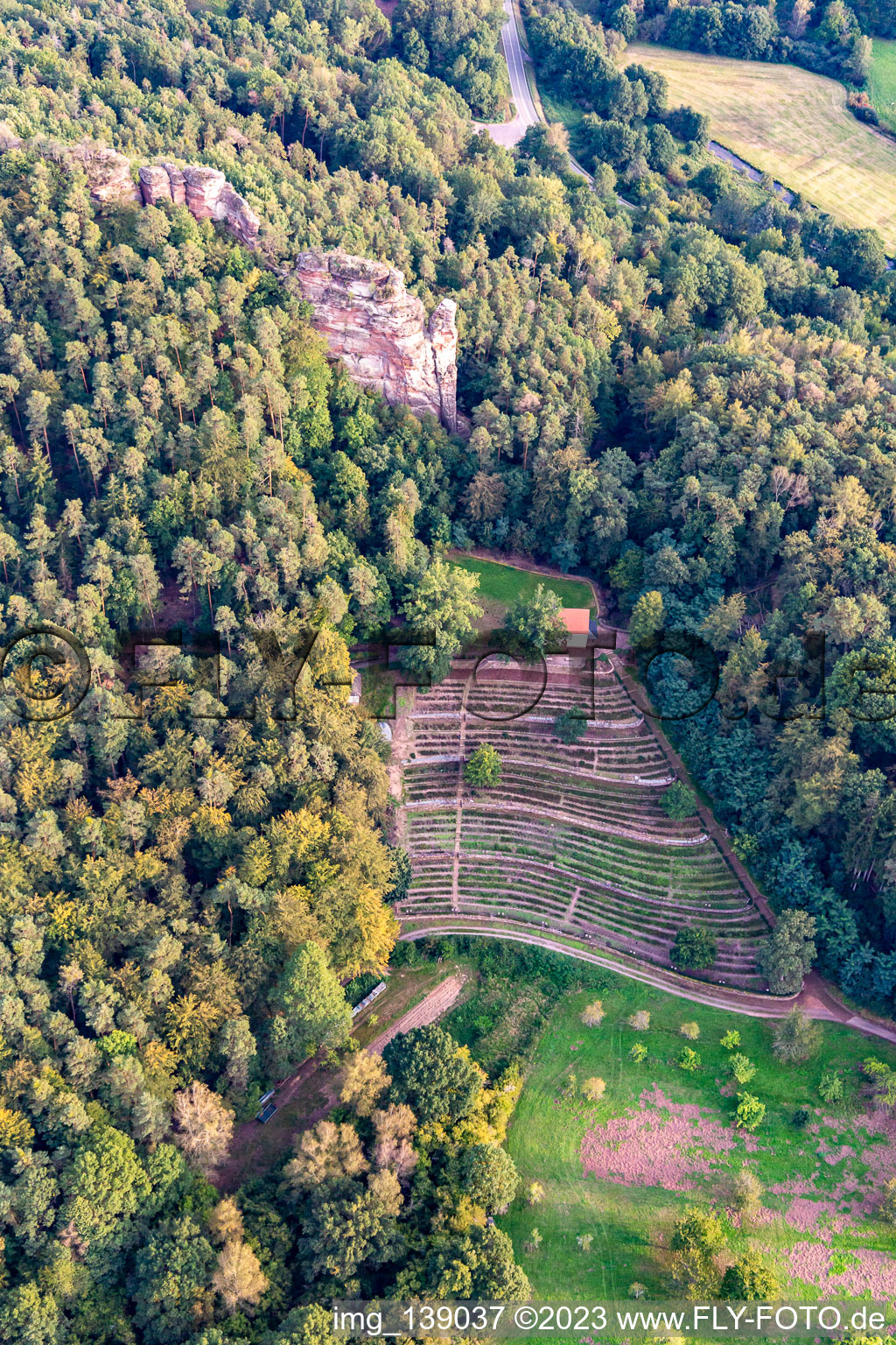 Luftbild von Ehrenfriedhof Dahn mit   Michaels Kapelle Dahn und Aussichtspunkt Hochstein im Bundesland Rheinland-Pfalz, Deutschland