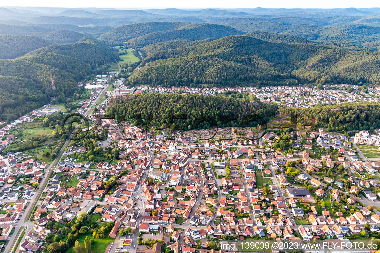 Luftbild von Von Süden in Dahn im Bundesland Rheinland-Pfalz, Deutschland