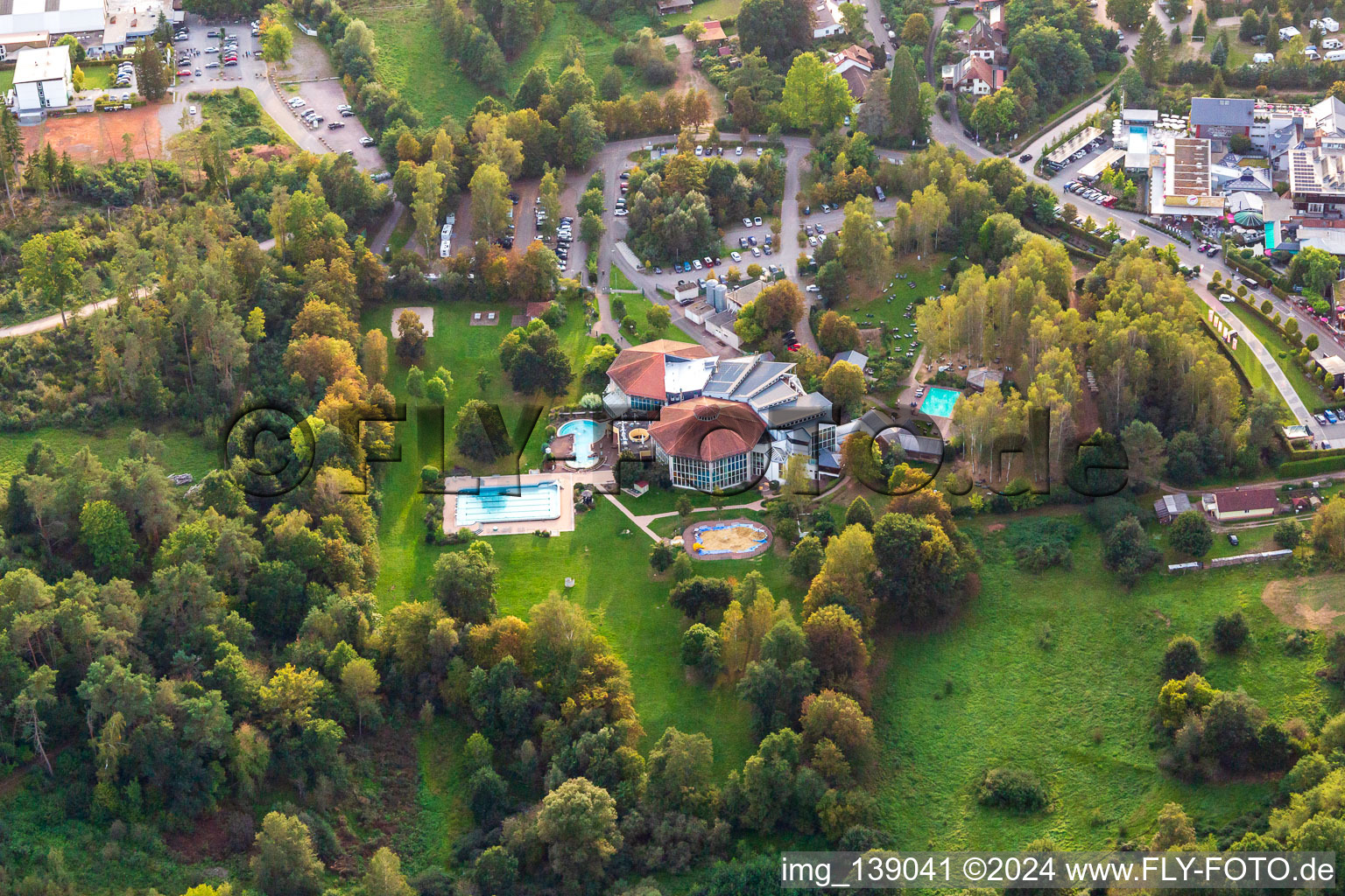 Luftbild von Felsland Badeparadies in Dahn im Bundesland Rheinland-Pfalz, Deutschland