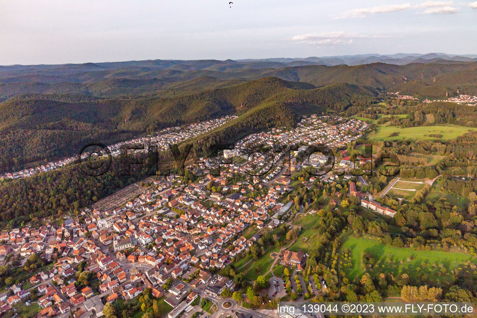 Luftaufnahme von Von Süden in Dahn im Bundesland Rheinland-Pfalz, Deutschland