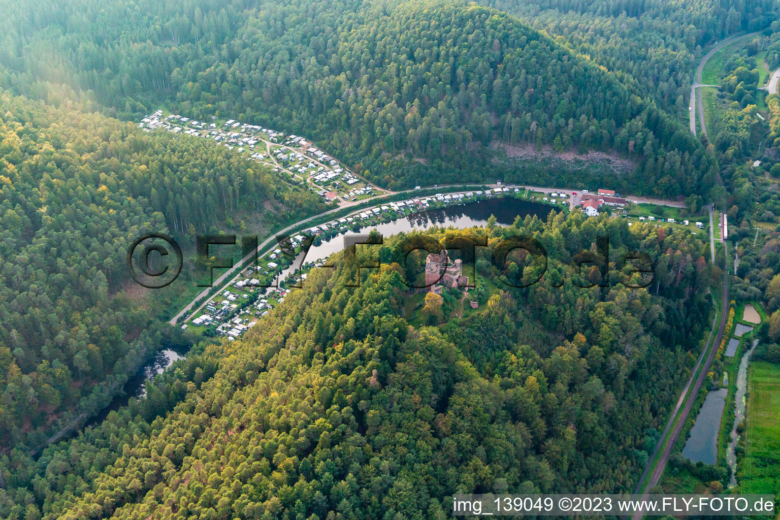 Luftbild von Burgruine Neudahn über dem   Campingplatz Neudahner Weiher in Dahn im Bundesland Rheinland-Pfalz, Deutschland