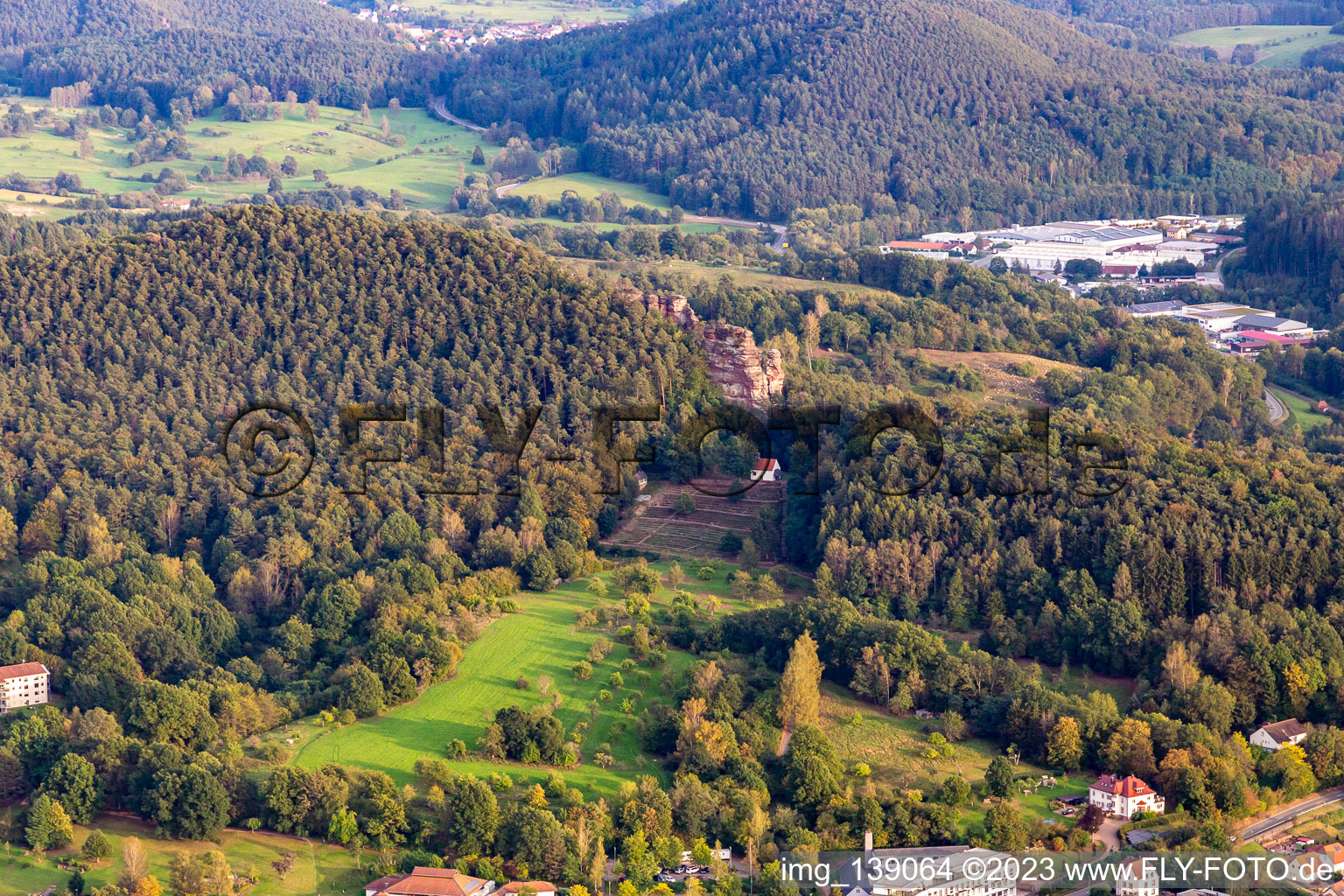 Luftaufnahme von Ehrenfriedhof Dahn mit   Michaels Kapelle Dahn und Aussichtspunkt Hochstein im Bundesland Rheinland-Pfalz, Deutschland