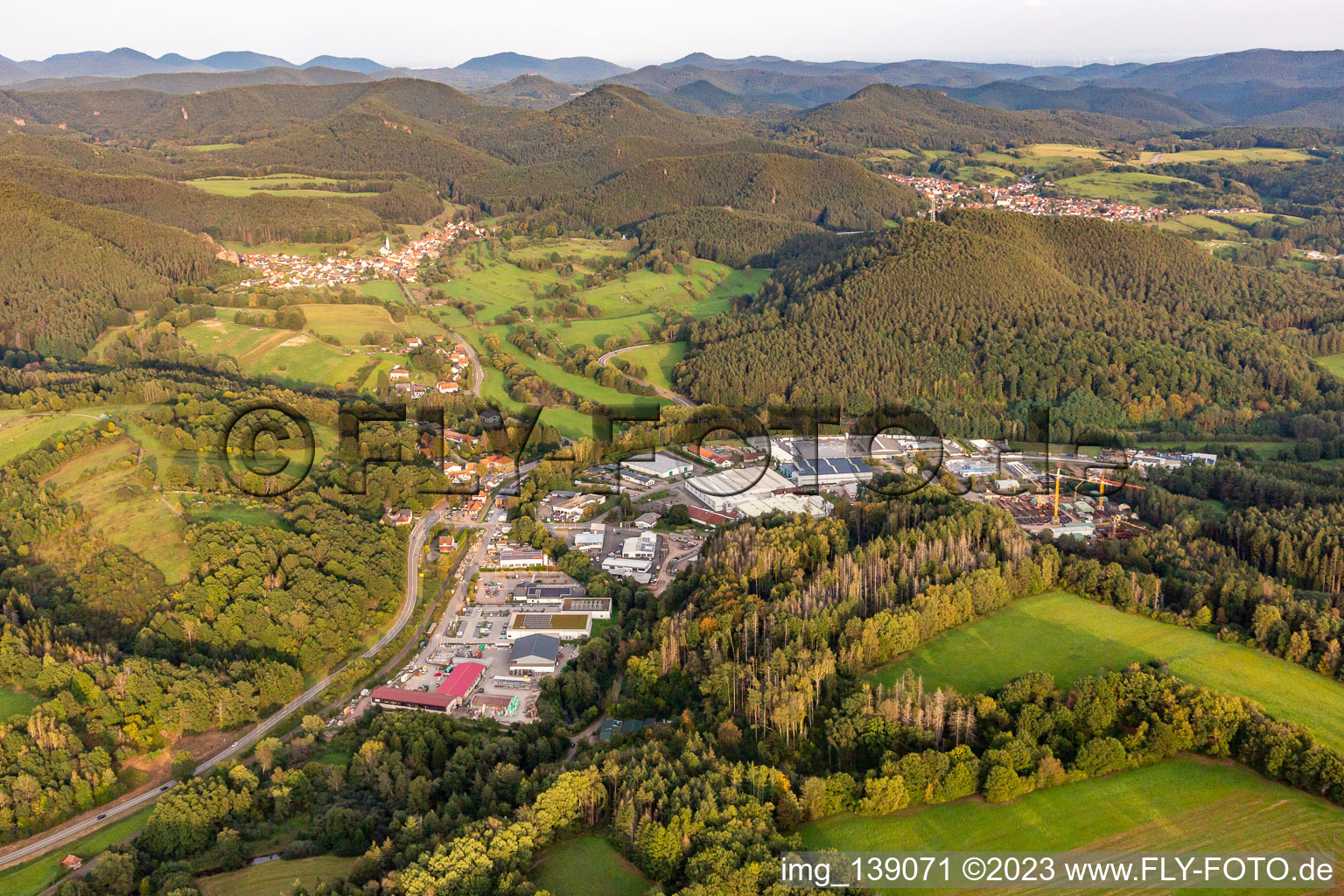 Luftbild von Industriegebiet Reichenbach in Dahn im Bundesland Rheinland-Pfalz, Deutschland