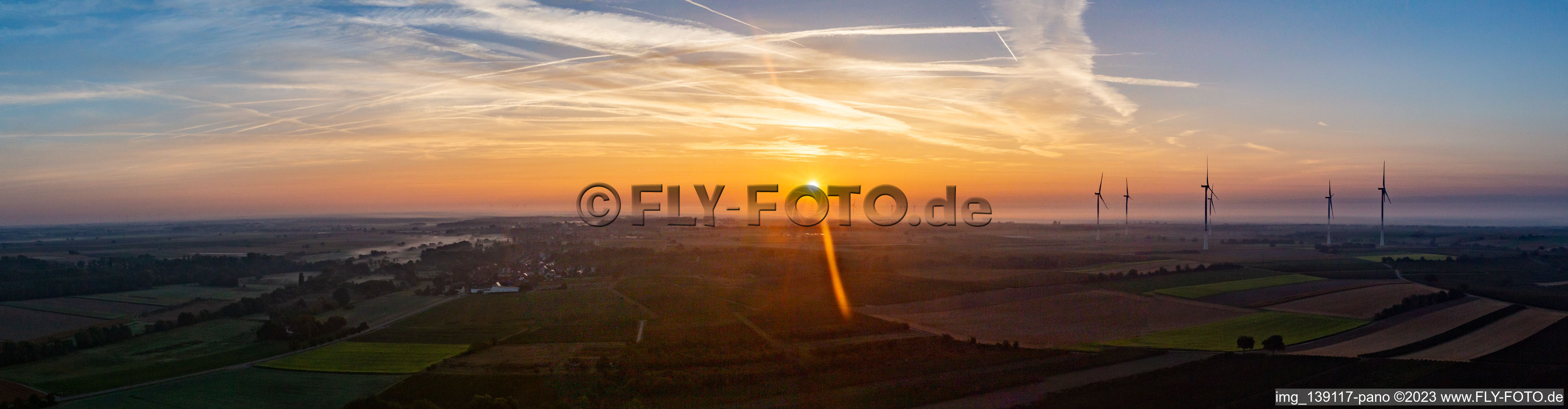 Luftbild von Windpark Freckenfeld bei Sonnenaufgang im Bundesland Rheinland-Pfalz, Deutschland