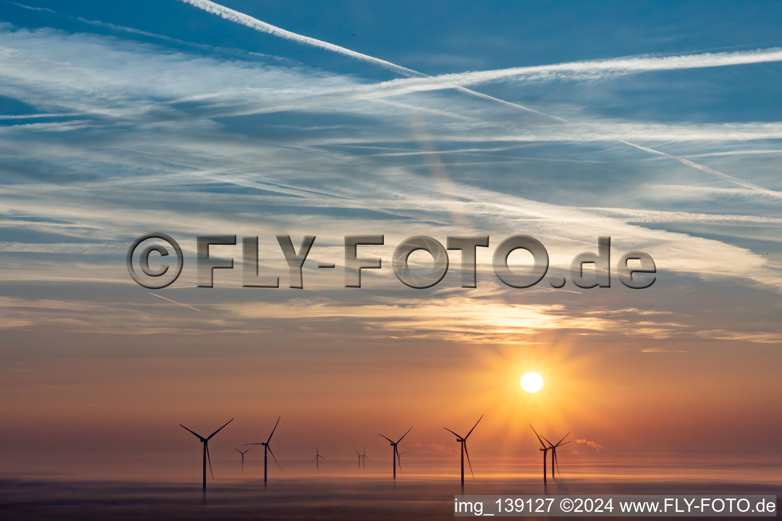 Windpark Freckenfeld bei Sonnenaufgang in Dierbach im Bundesland Rheinland-Pfalz, Deutschland