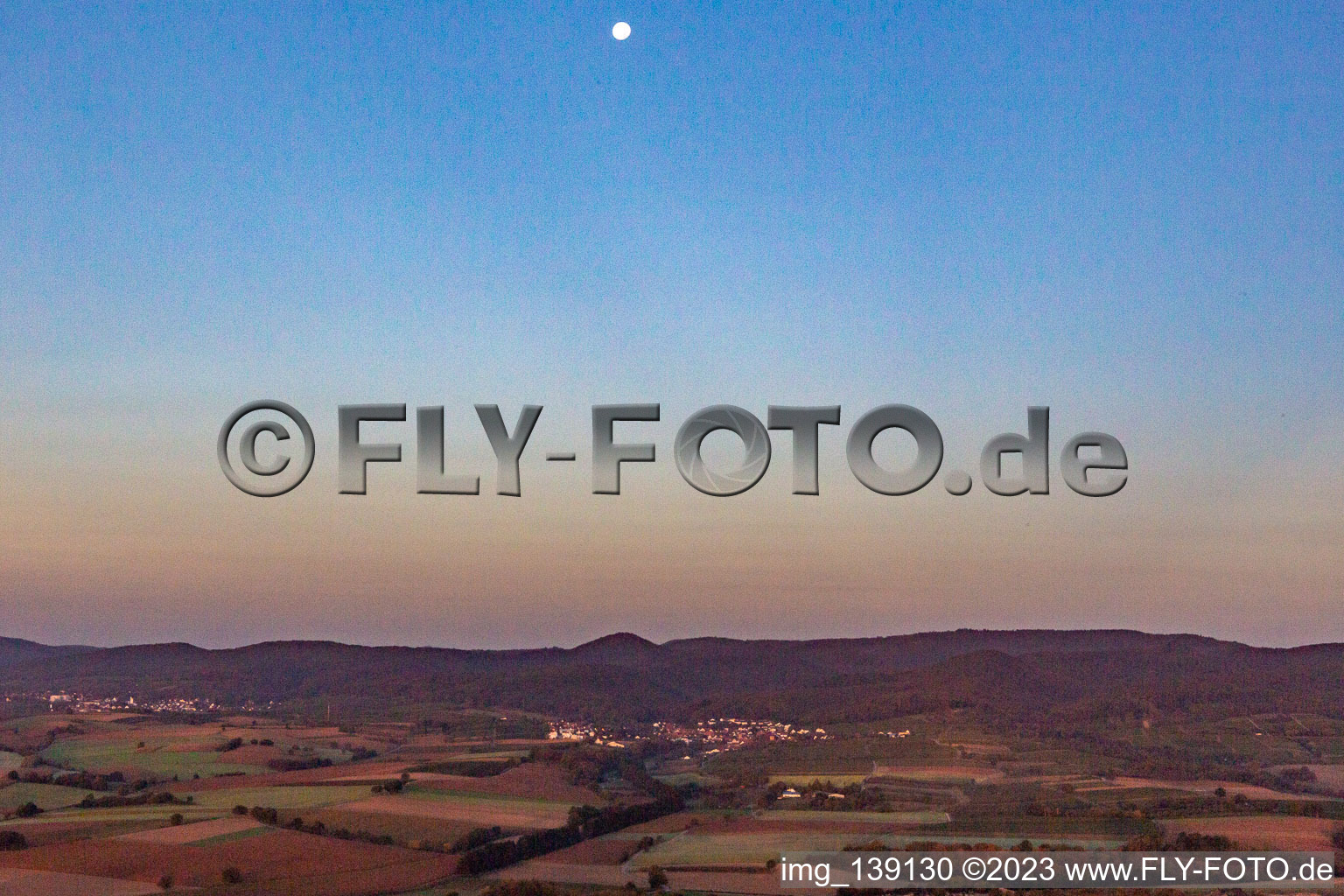 Mond über Oberotterbach im Bundesland Rheinland-Pfalz, Deutschland