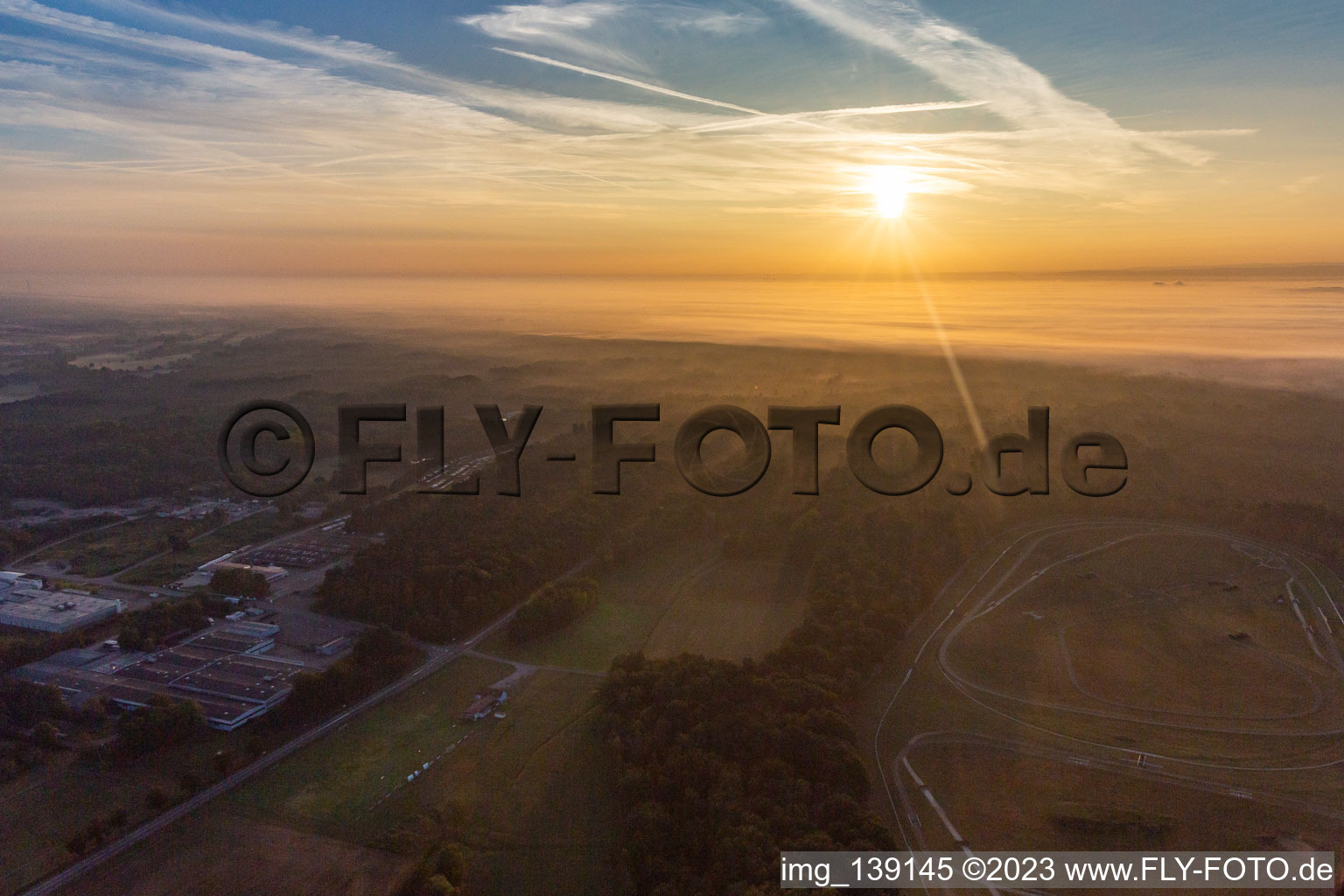 Hippodrome de la hardt bei Sonnenaufgang im Nebel in Wissembourg im Bundesland Bas-Rhin, Frankreich
