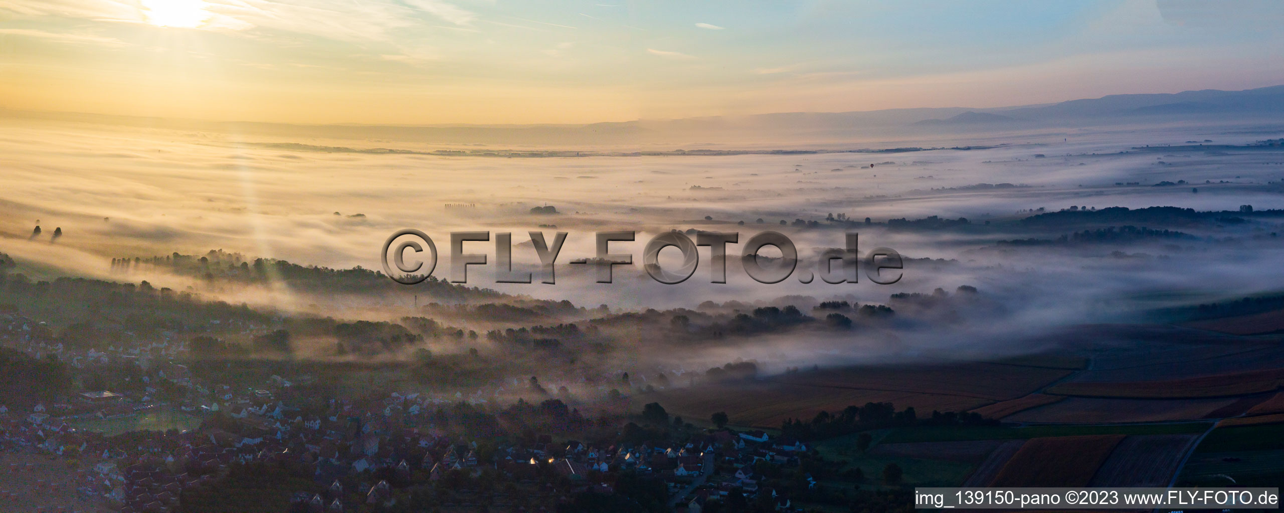 Nebel und Heissluftballon über der Rheinebene im Nordelsass in Riedseltz im Bundesland Bas-Rhin, Frankreich