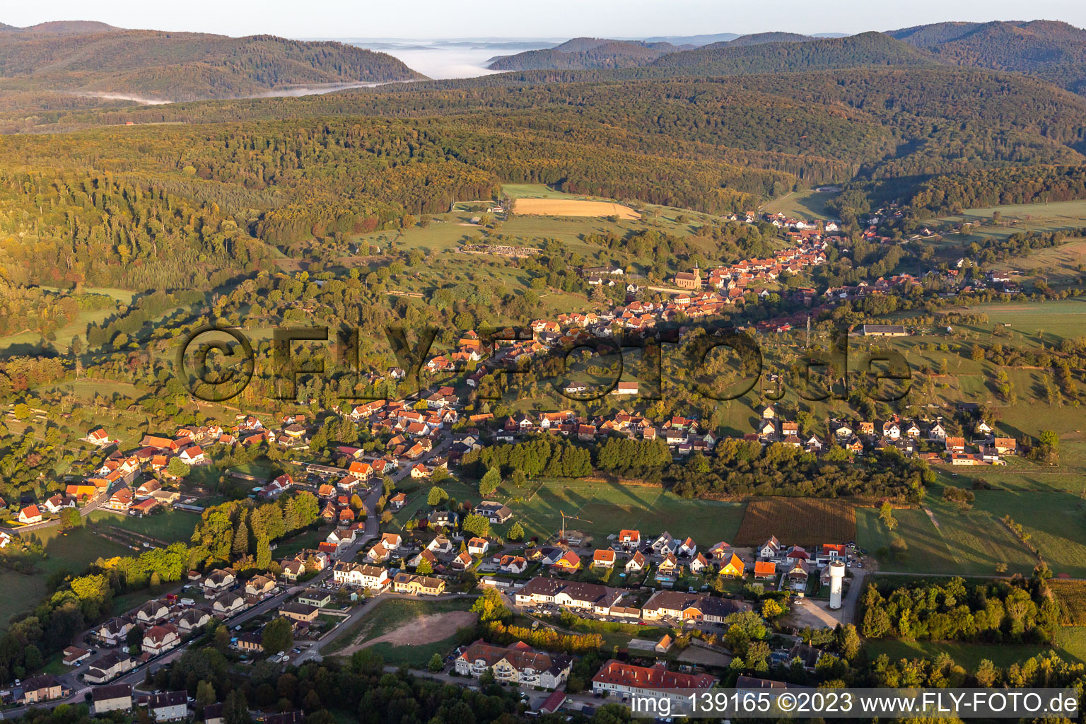 Morgennebel bedecken die Täler der Nord-Vogesen bei Niederbronn in Langensoultzbach im Bundesland Bas-Rhin, Frankreich