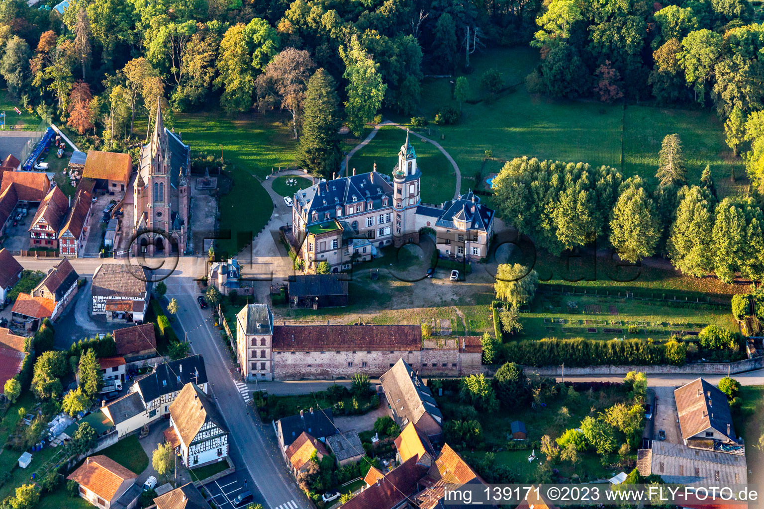 Luftaufnahme von Château de Froeschwiller in Frœschwiller im Bundesland Bas-Rhin, Frankreich