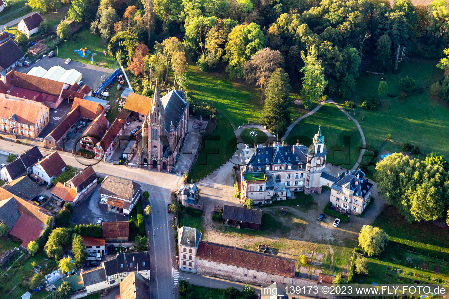 Schrägluftbild von Château de Froeschwiller in Frœschwiller im Bundesland Bas-Rhin, Frankreich