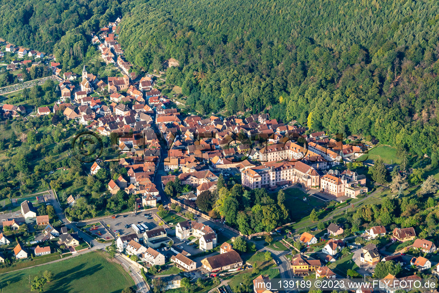 Luftbild von Kloster Oberbronn und Krankenhaus Notre Dame im Bundesland Bas-Rhin, Frankreich