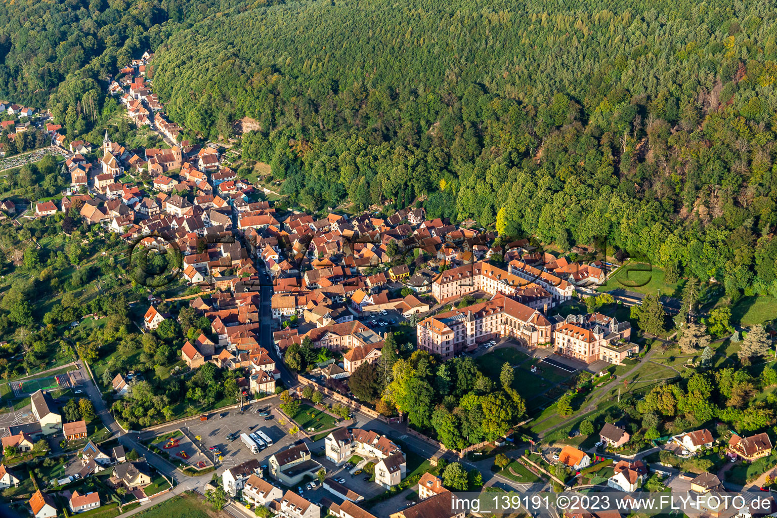 Luftaufnahme von Kloster Oberbronn und Krankenhaus Notre Dame im Bundesland Bas-Rhin, Frankreich