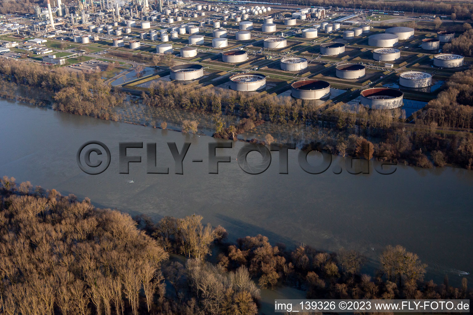 Luftbild von Überflutung des Tanklagers der MiRO Karlsruhe beim Rhein-Hochwasser im Ortsteil Knielingen im Bundesland Baden-Württemberg, Deutschland