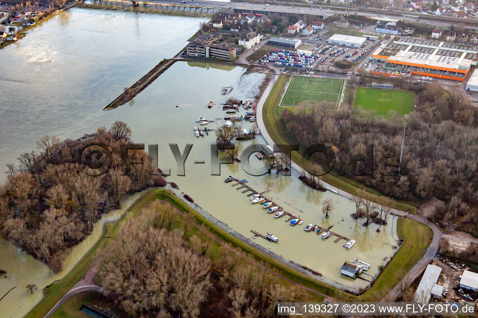 Rhein-Hochwasser am Rheinhafen Maximliansau im Ortsteil Maximiliansau in Wörth am Rhein im Bundesland Rheinland-Pfalz, Deutschland