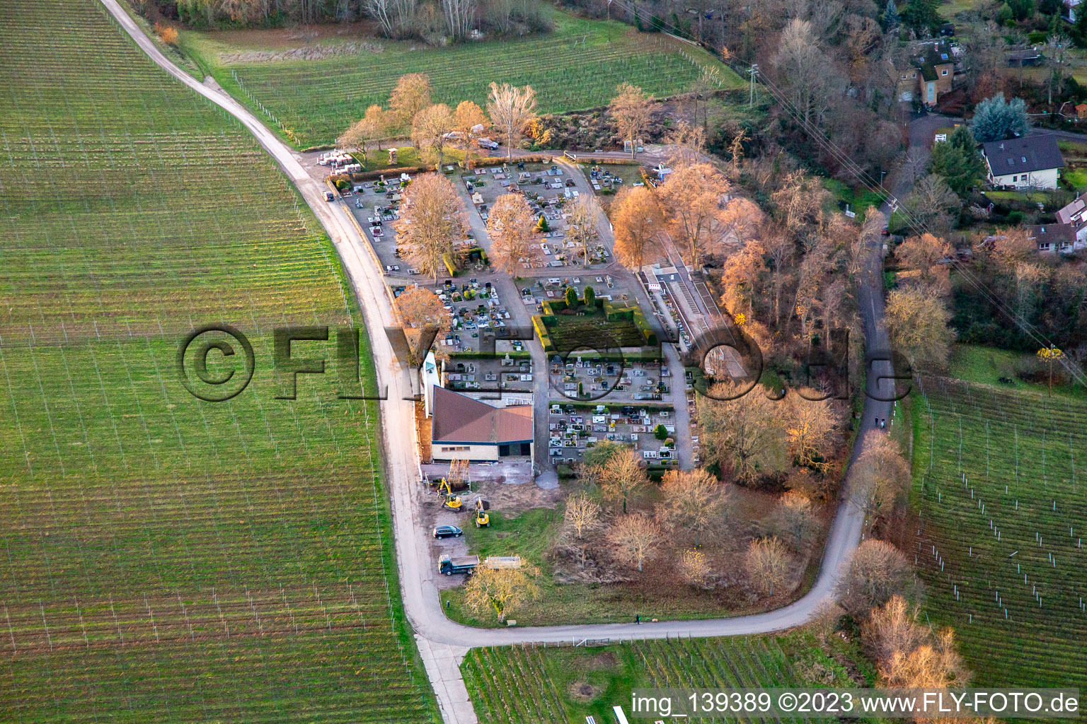 Friedhof bei Sonnenuntergang im Winter in Klingenmünster im Bundesland Rheinland-Pfalz, Deutschland