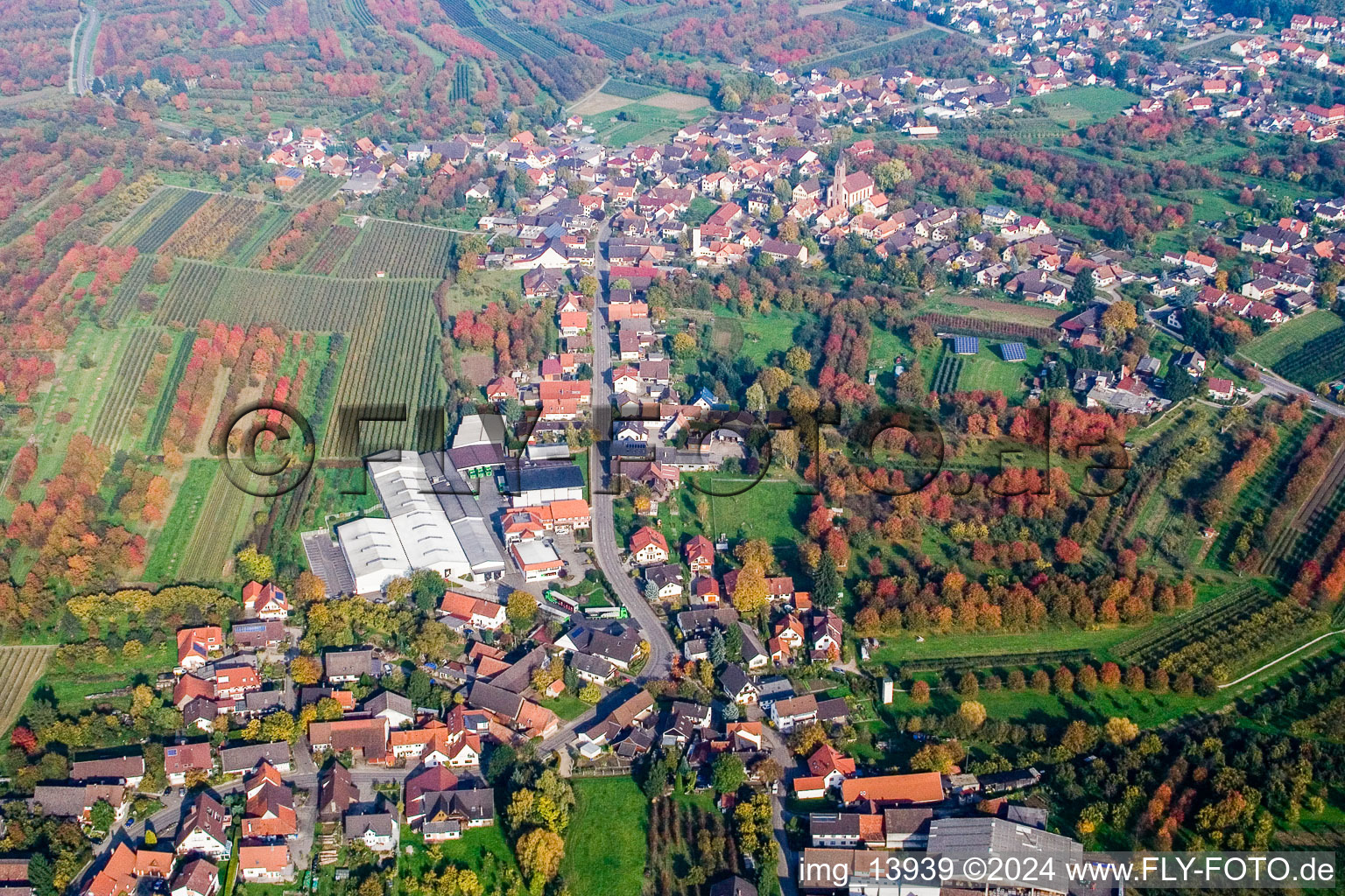 Dorf - Ansicht am Rande von landwirtschaftlichen Feldern und Nutzflächen im Ortsteil Mösbach in Achern im Bundesland Baden-Württemberg, Deutschland
