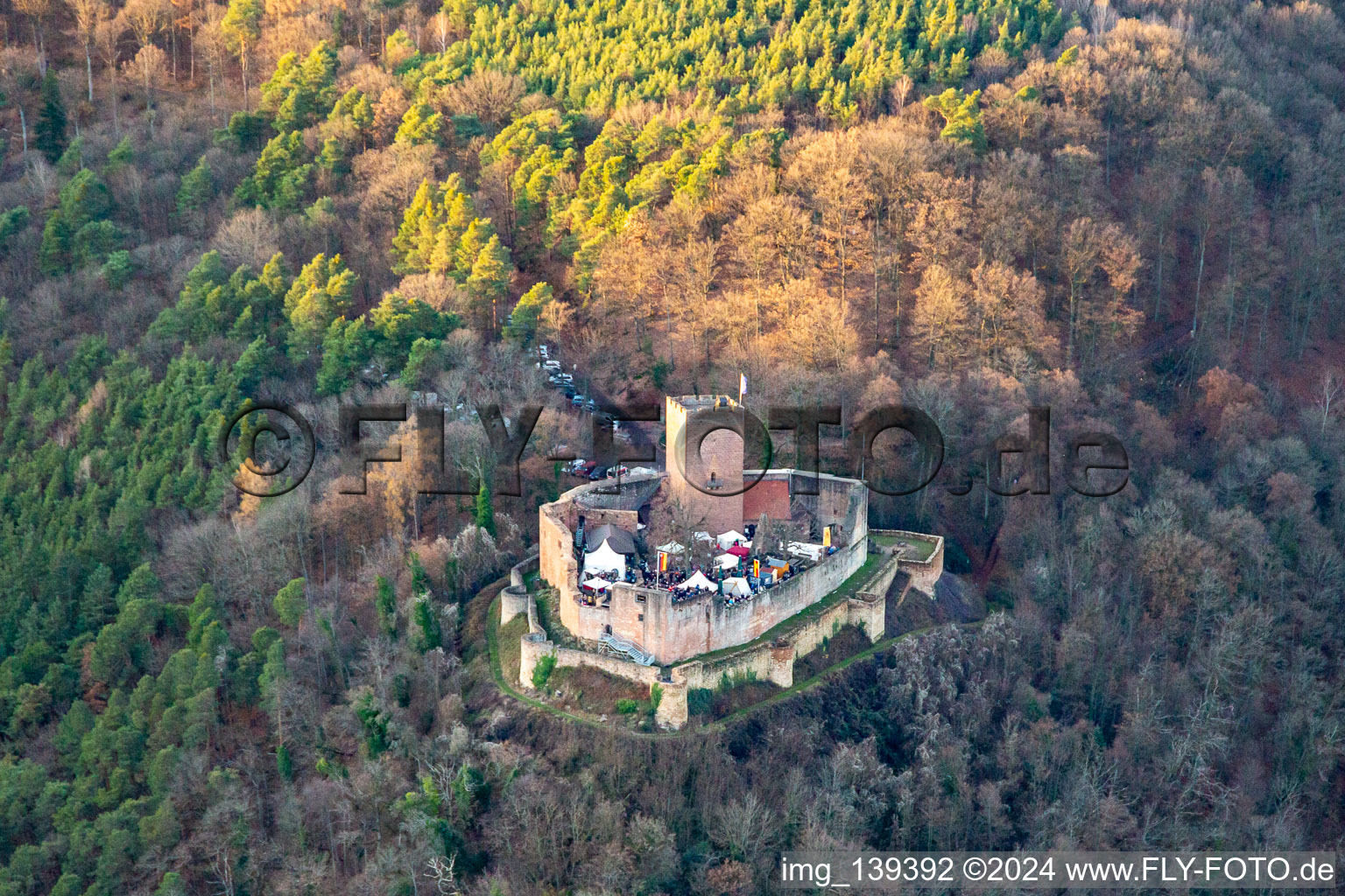 Luftbild von Weihnachtsmarkt auf der Burgruine Landeck in Klingenmünster im Bundesland Rheinland-Pfalz, Deutschland