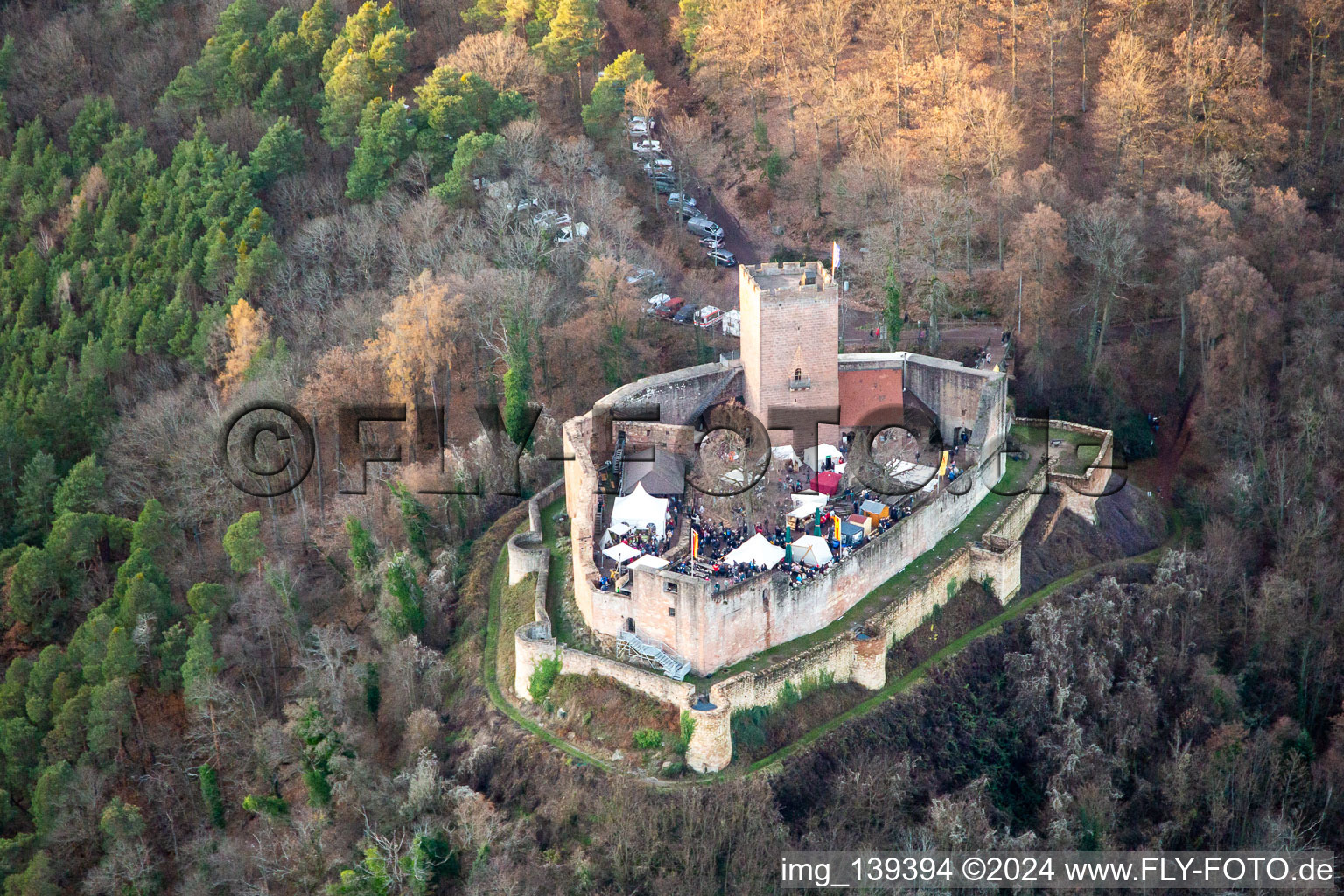 Luftaufnahme von Weihnachtsmarkt auf der Burgruine Landeck in Klingenmünster im Bundesland Rheinland-Pfalz, Deutschland