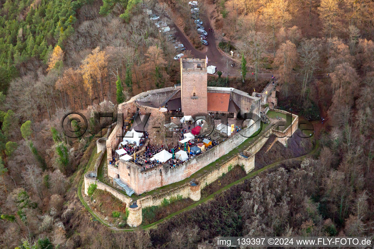 Schrägluftbild von Weihnachtsmarkt auf der Burgruine Landeck in Klingenmünster im Bundesland Rheinland-Pfalz, Deutschland