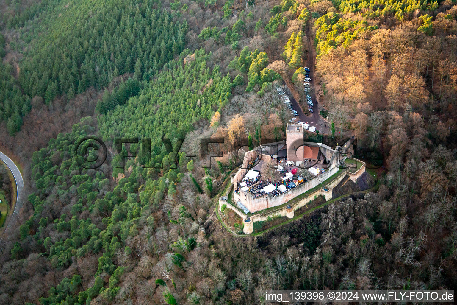 Weihnachtsmarkt auf der Burgruine Landeck in Klingenmünster im Bundesland Rheinland-Pfalz, Deutschland von oben