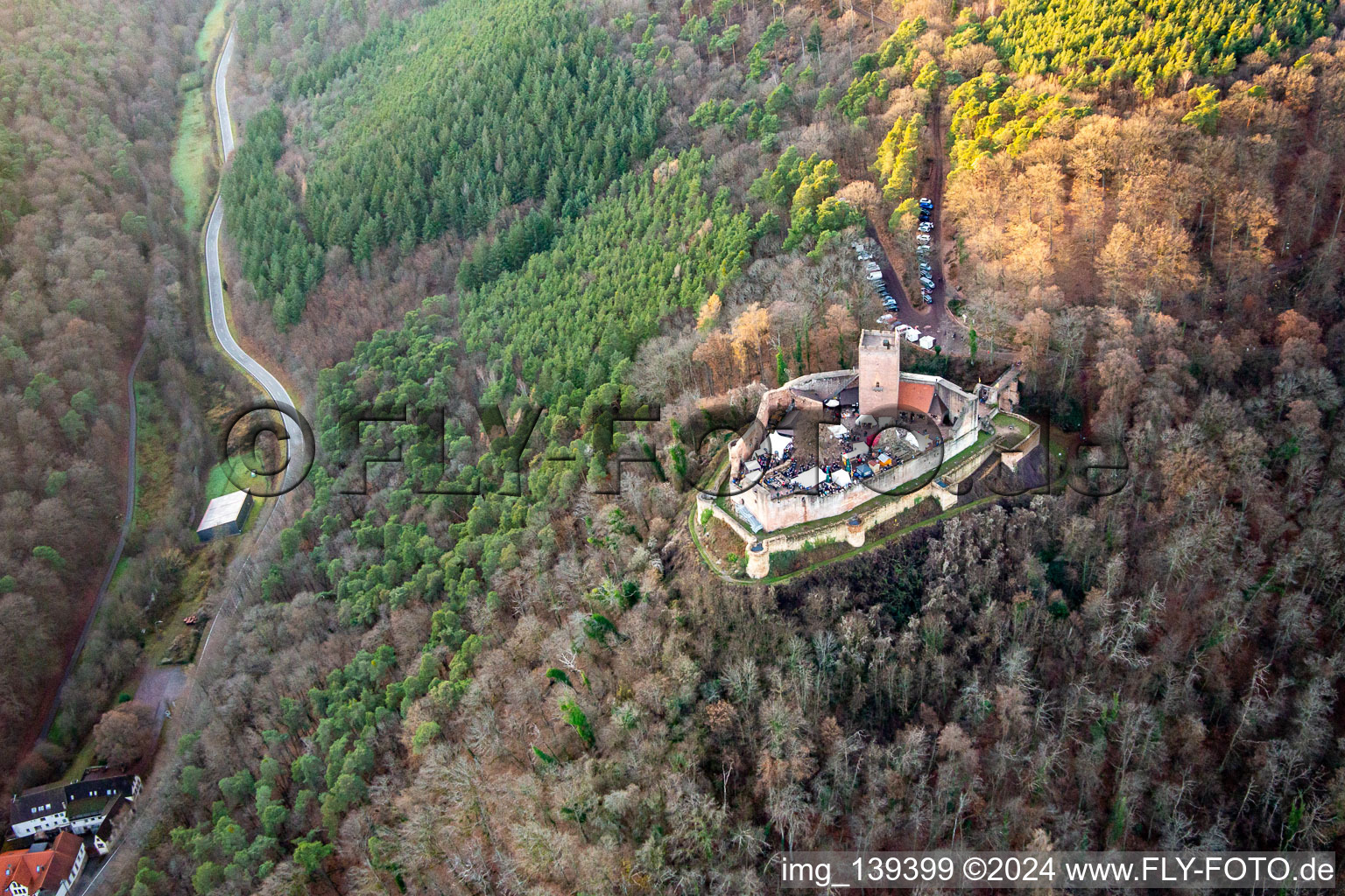 Weihnachtsmarkt auf der Burgruine Landeck in Klingenmünster im Bundesland Rheinland-Pfalz, Deutschland aus der Luft