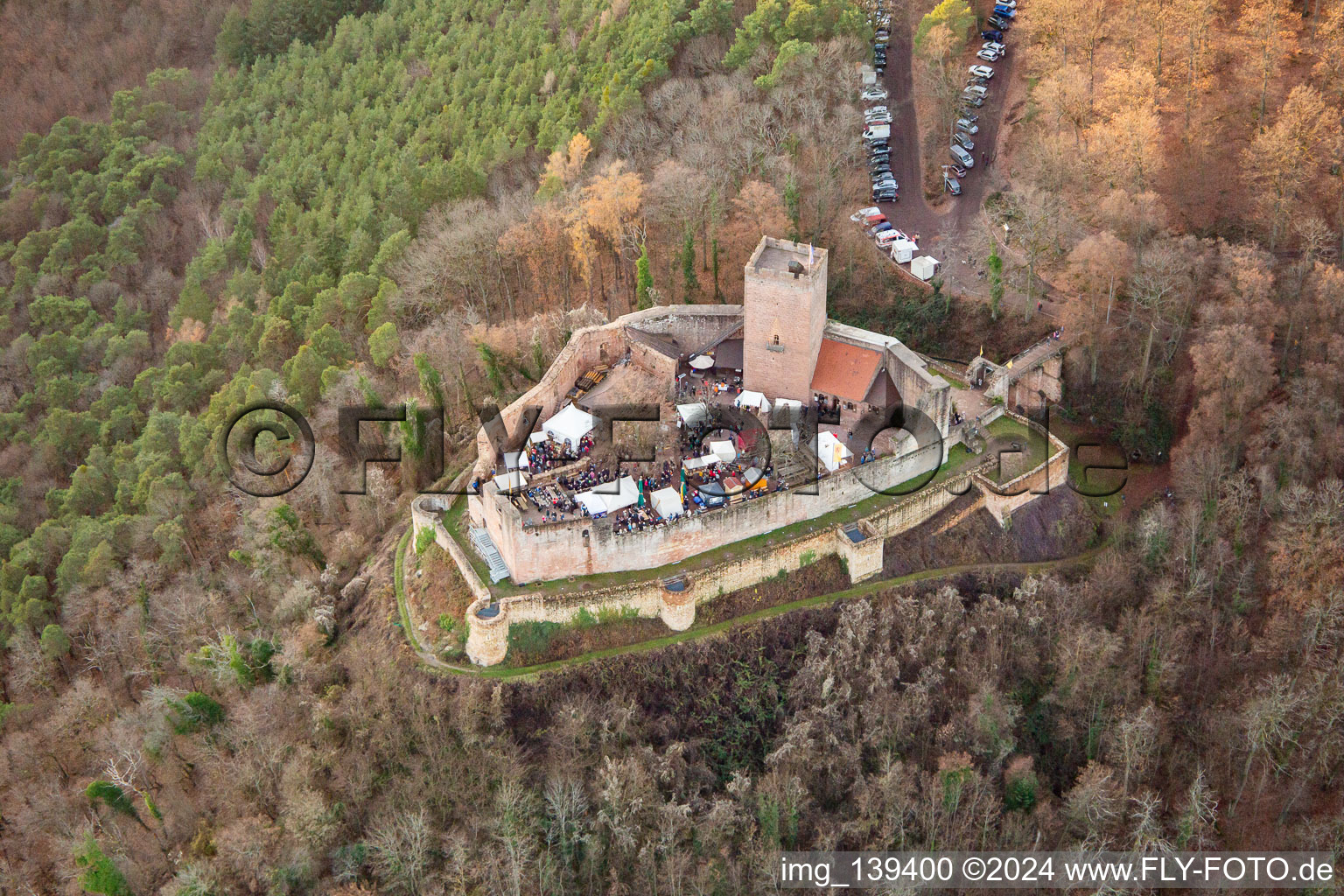 Weihnachtsmarkt auf der Burgruine Landeck in Klingenmünster im Bundesland Rheinland-Pfalz, Deutschland von oben gesehen