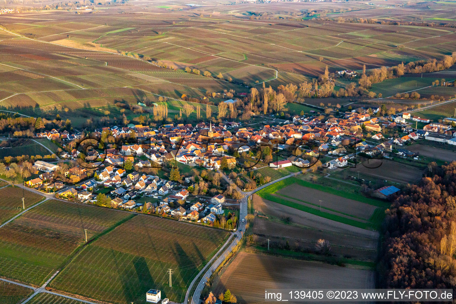 Luftaufnahme von Von Südwesten im Ortsteil Heuchelheim in Heuchelheim-Klingen im Bundesland Rheinland-Pfalz, Deutschland