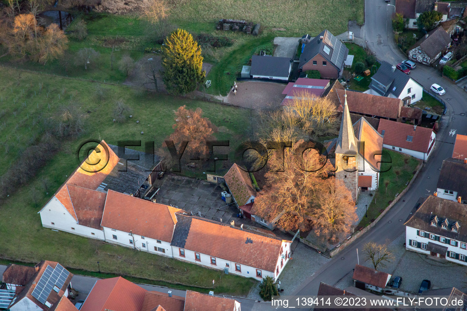 Luftbild von Protestantische Kirche im Ortsteil Klingen in Heuchelheim-Klingen im Bundesland Rheinland-Pfalz, Deutschland