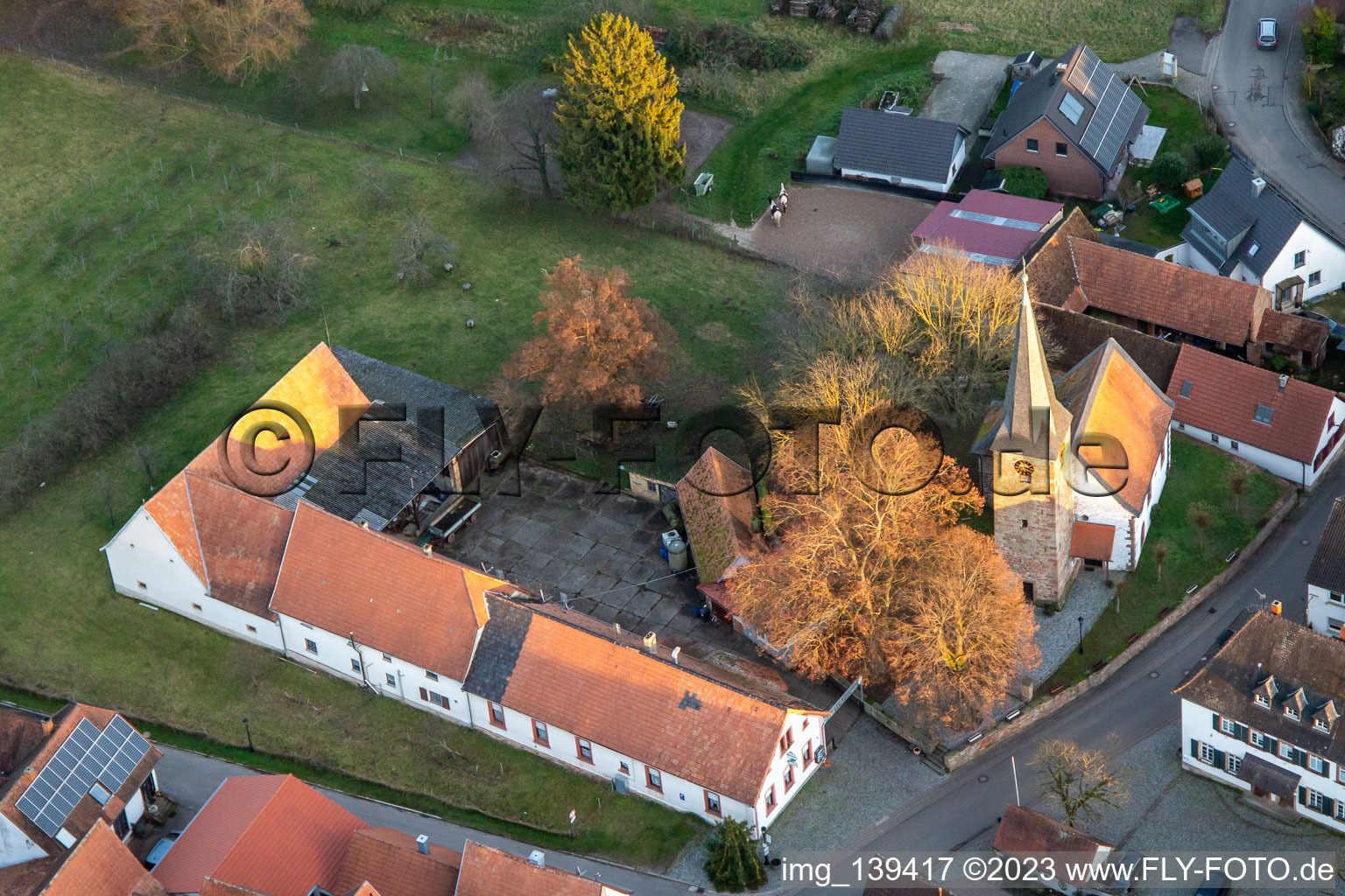 Luftaufnahme von Protestantische Kirche im Ortsteil Klingen in Heuchelheim-Klingen im Bundesland Rheinland-Pfalz, Deutschland