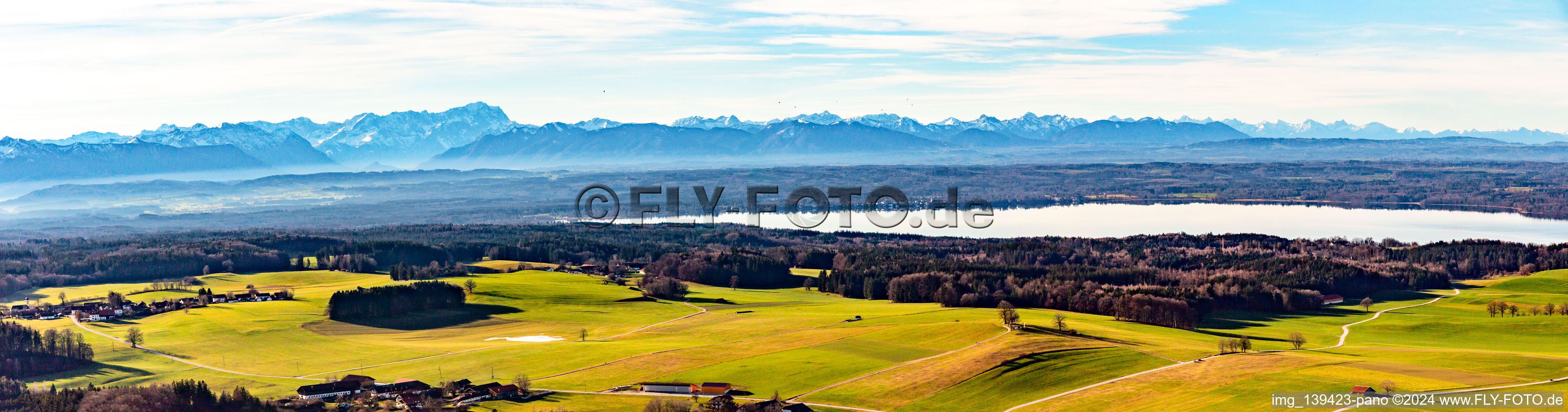 Mit Alpenpanorama um die Zugspitze in Starnberger See im Bundesland Bayern, Deutschland