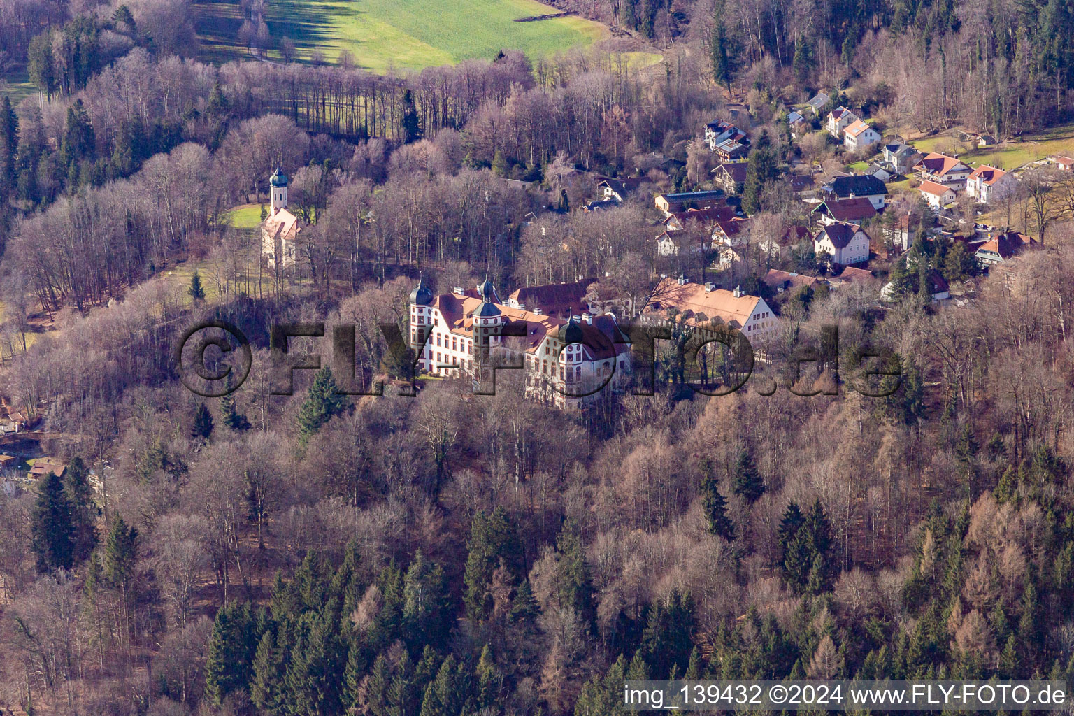 Luftbild von Schloß und Kapelle Maria unbefleckte Empfängnis in Eurasburg im Bundesland Bayern, Deutschland
