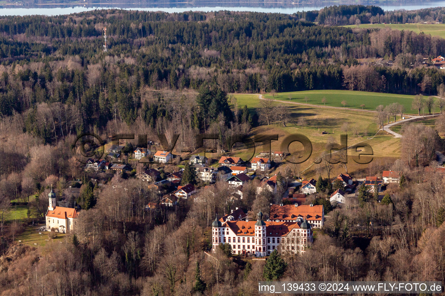 Luftaufnahme von Schloß und Kapelle Maria unbefleckte Empfängnis in Eurasburg im Bundesland Bayern, Deutschland
