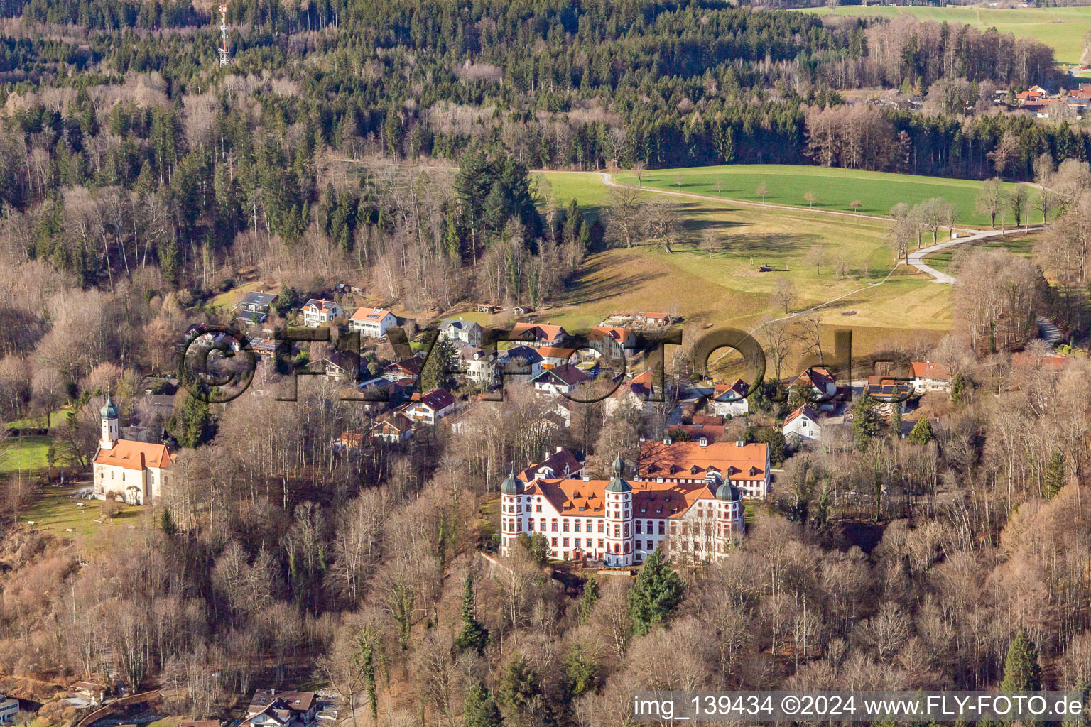 Schrägluftbild von Schloß und Kapelle Maria unbefleckte Empfängnis in Eurasburg im Bundesland Bayern, Deutschland