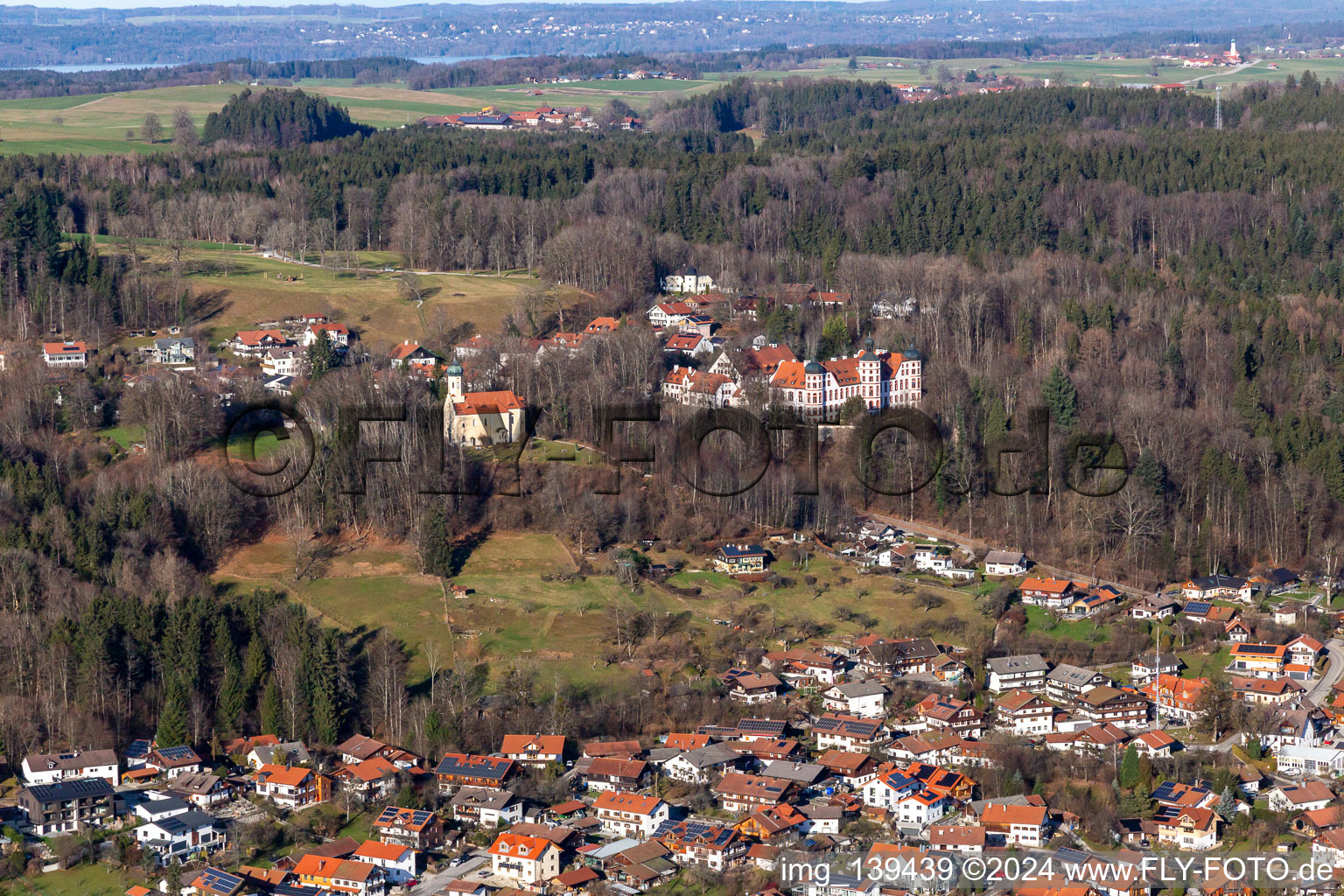 Schloß und Kapelle Maria unbefleckte Empfängnis in Eurasburg im Bundesland Bayern, Deutschland von oben