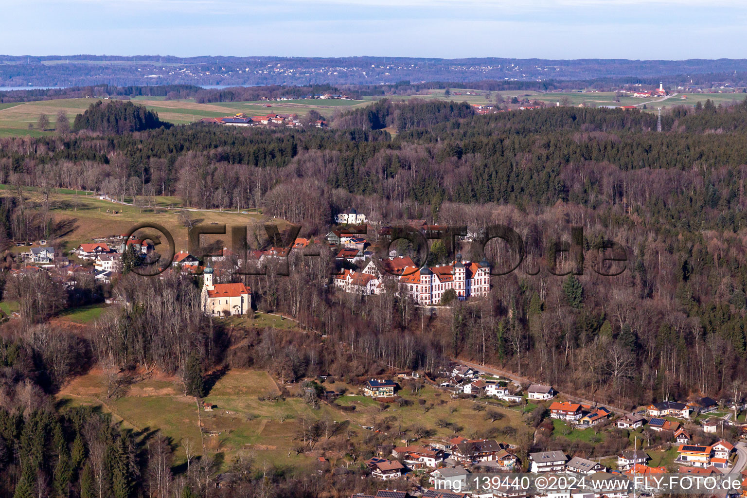 Schloß und Kapelle Maria unbefleckte Empfängnis in Eurasburg im Bundesland Bayern, Deutschland aus der Luft