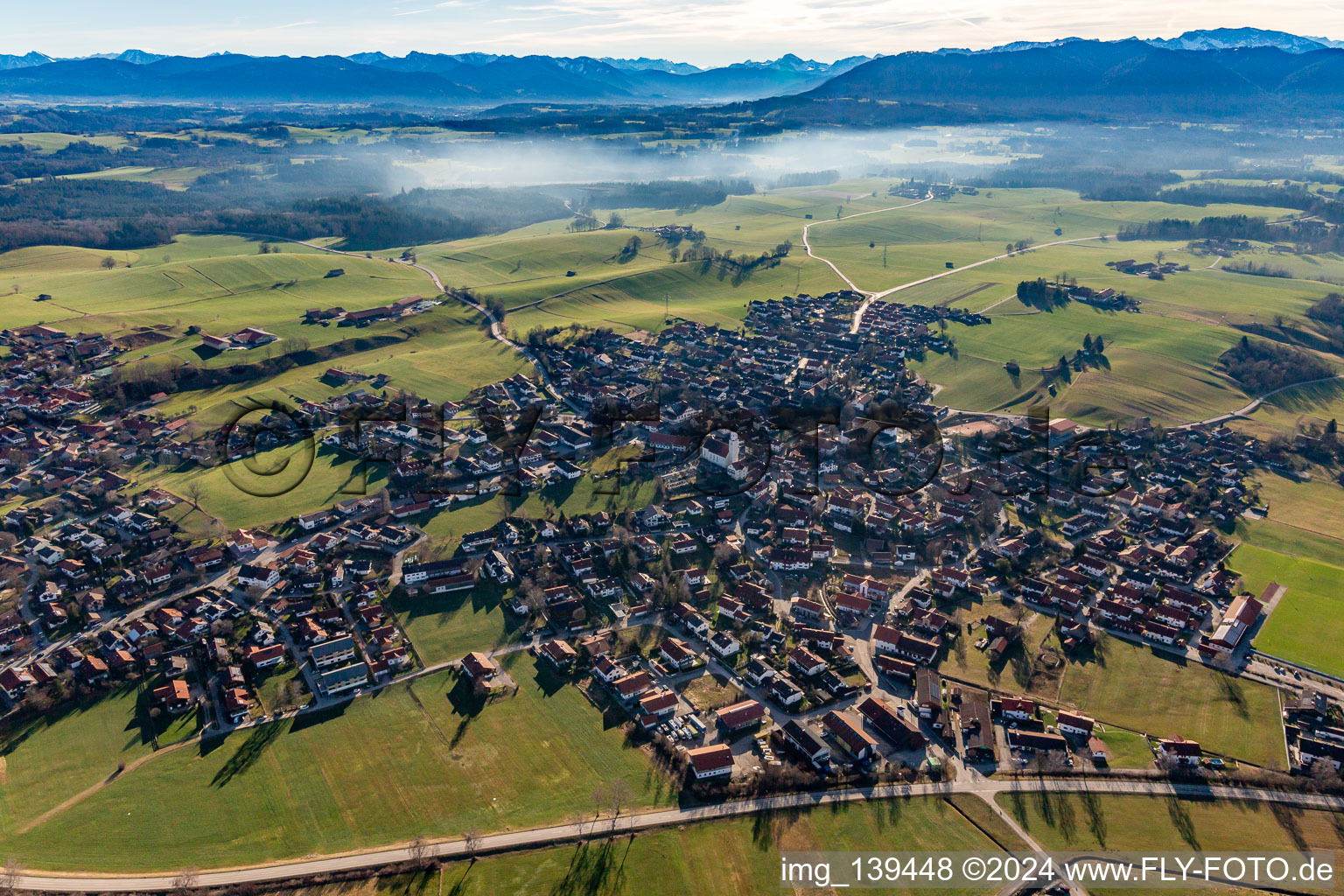 Königsdorf von Nordwesten im Bundesland Bayern, Deutschland