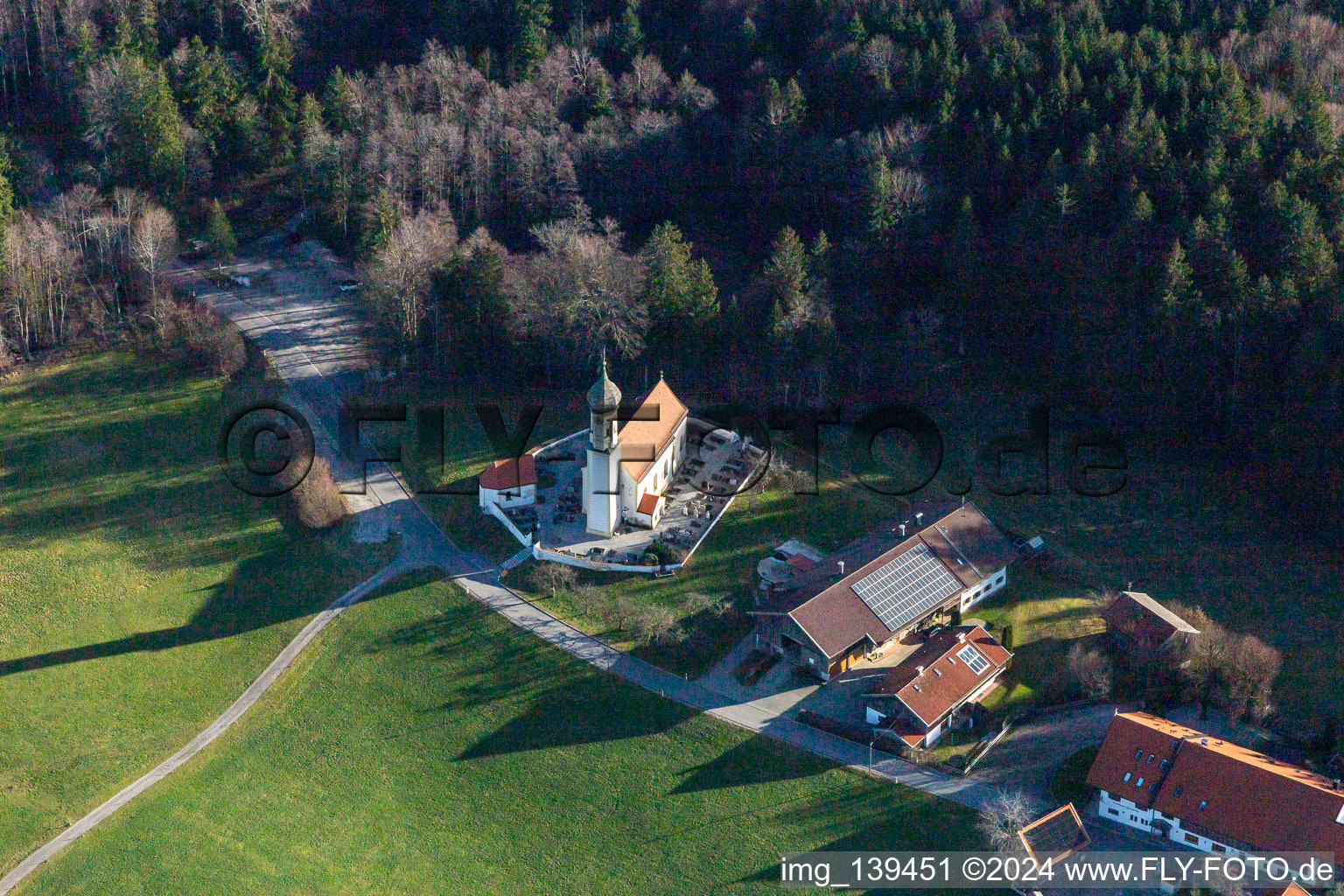 Luftbild von St. Johann Babtist im Ortsteil Oberfischbach in Wackersberg im Bundesland Bayern, Deutschland