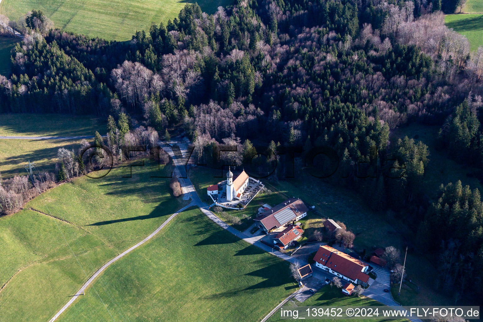 Luftaufnahme von St. Johann Babtist im Ortsteil Oberfischbach in Wackersberg im Bundesland Bayern, Deutschland