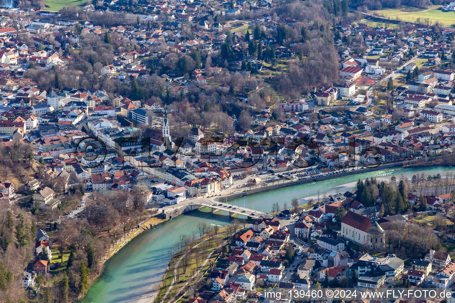 Altstadt mit Isarbrücke in Bad Tölz im Bundesland Bayern, Deutschland