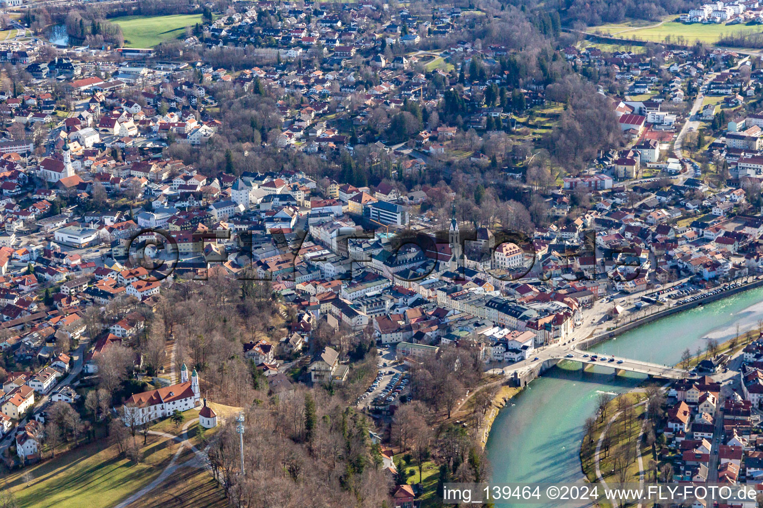 Luftbild von Altstadt mit Isarbrücke in Bad Tölz im Bundesland Bayern, Deutschland