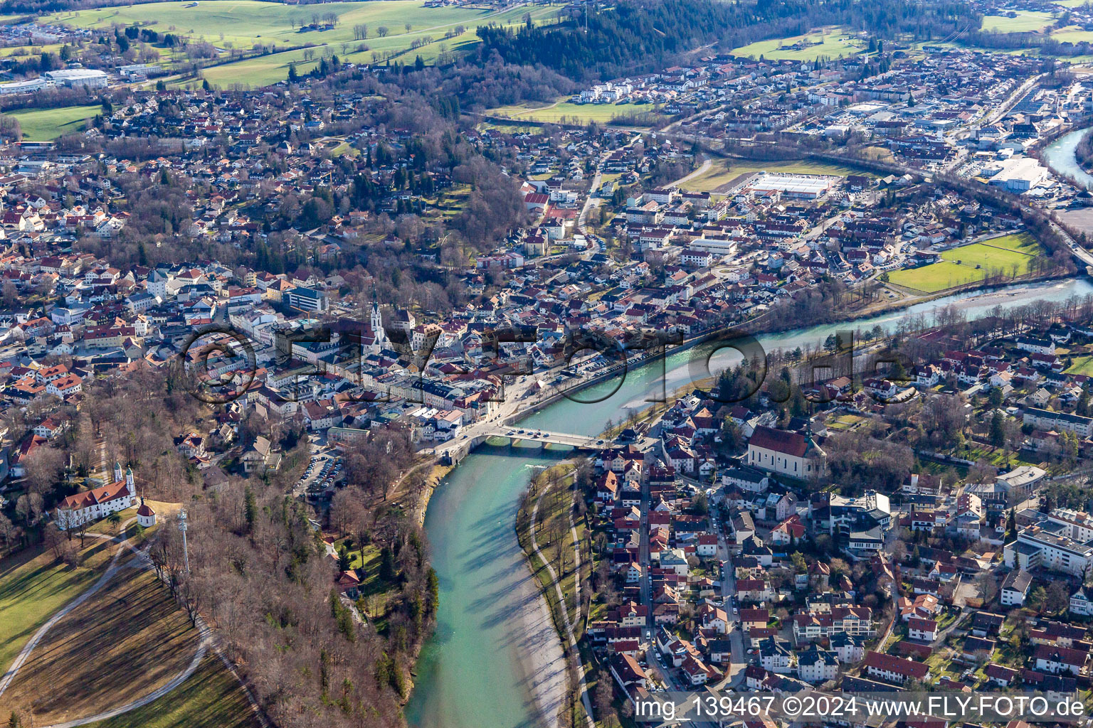 Luftaufnahme von Altstadt mit Isarbrücke in Bad Tölz im Bundesland Bayern, Deutschland