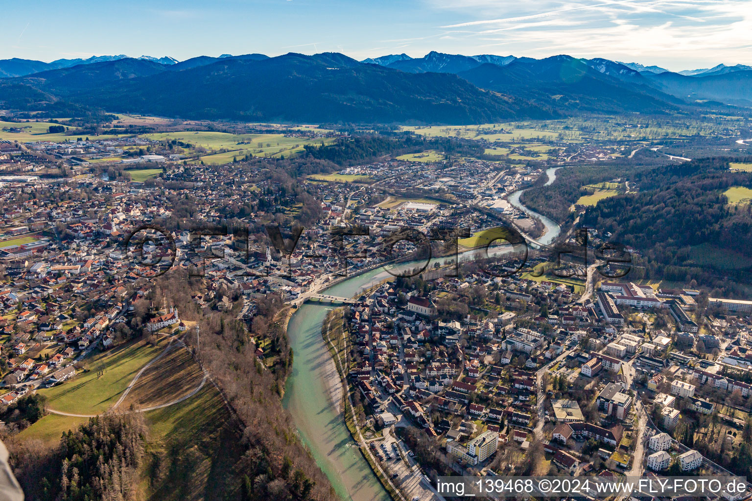 Schrägluftbild von Altstadt mit Isarbrücke in Bad Tölz im Bundesland Bayern, Deutschland