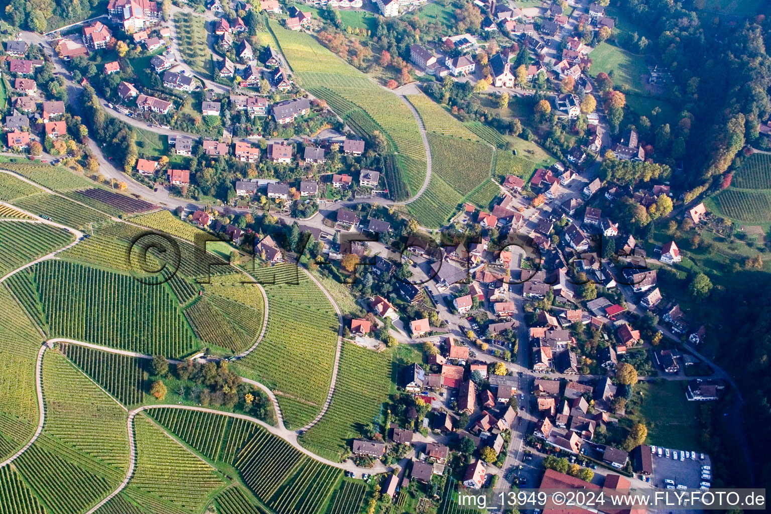 Panorama vom Ortsbereich und der Umgebung mit Weinbergen in Sasbachwalden im Bundesland Baden-Württemberg, Deutschland