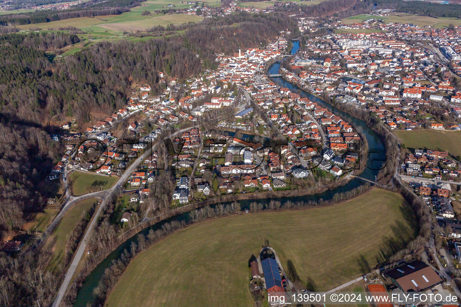 In der Schleife der Loisach in Wolfratshausen im Bundesland Bayern, Deutschland