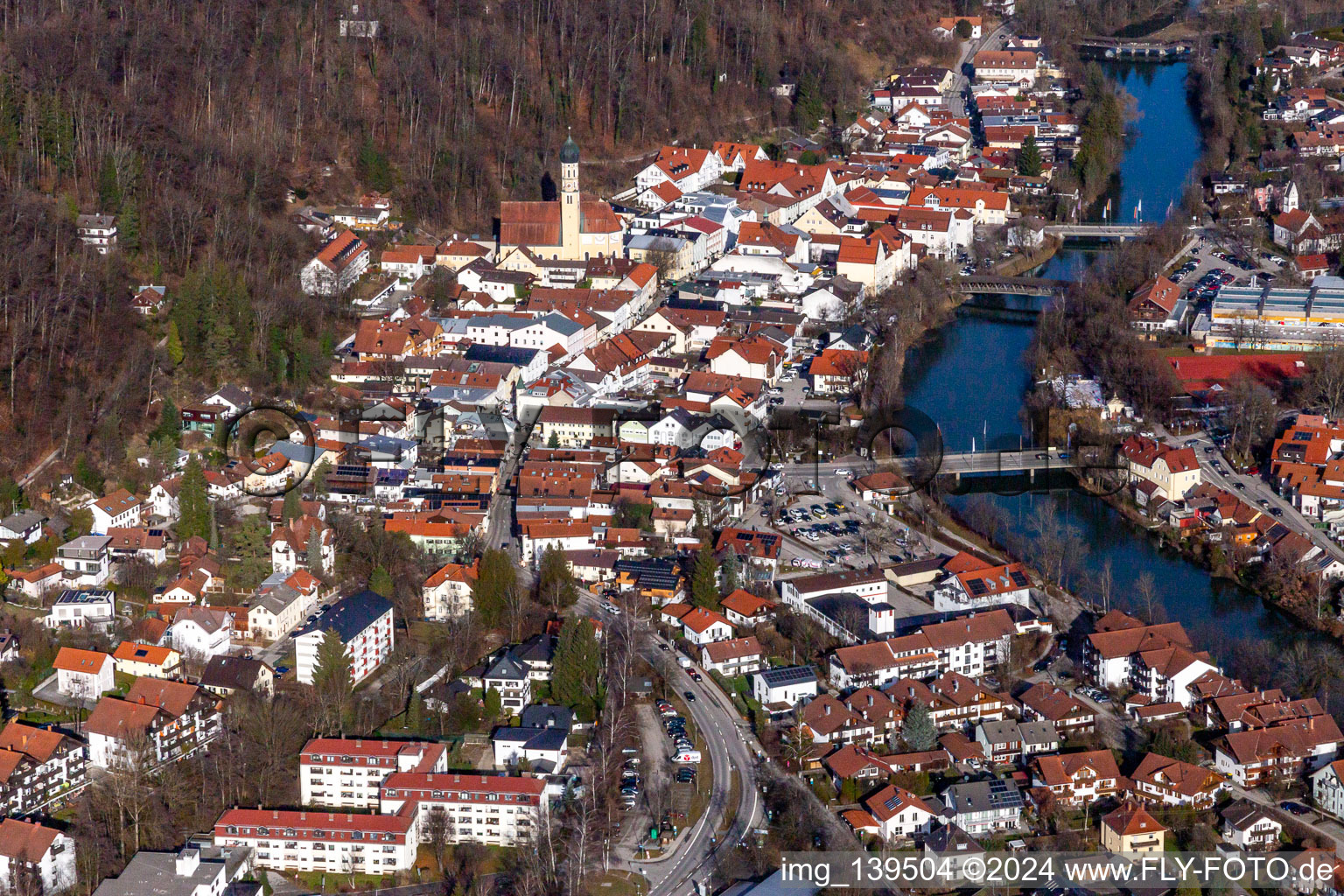 Luftbild von Altstadt an der Loisach in Wolfratshausen im Bundesland Bayern, Deutschland